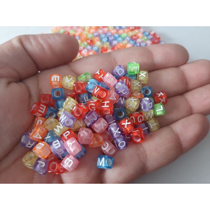 Miçanga de Letra Quadrada Translúcida Colorida 6x6mm com 100 Unidades