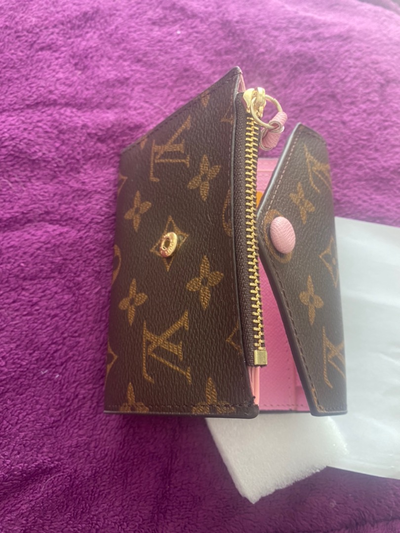 Carteira Louis Vuitton Victorine Brown / Pink - LLebu: A melhor  experiência de Luxo online do mundo!