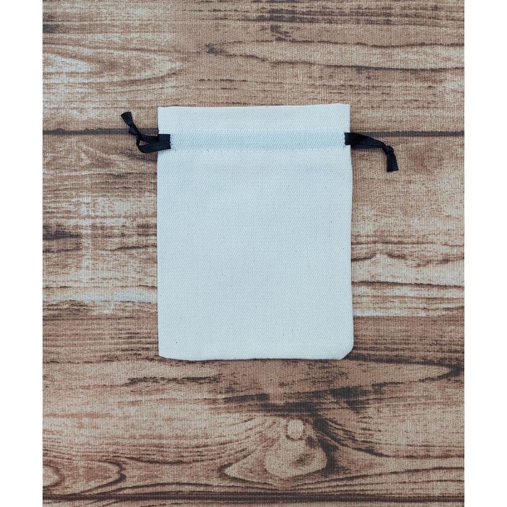 Saquinho 7x9 Algodão cru para joias e semijoias com fita de cetim para fechamento duplo 50 unidades.