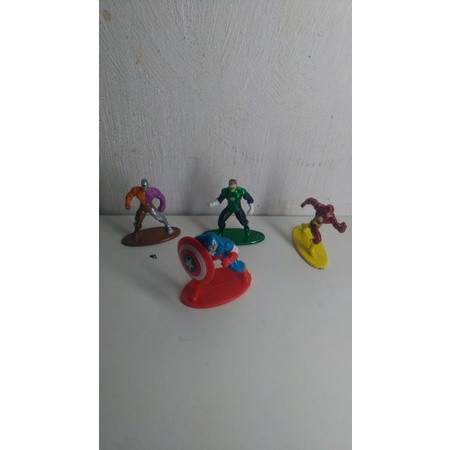 vingadores miniatura ferro 4cm