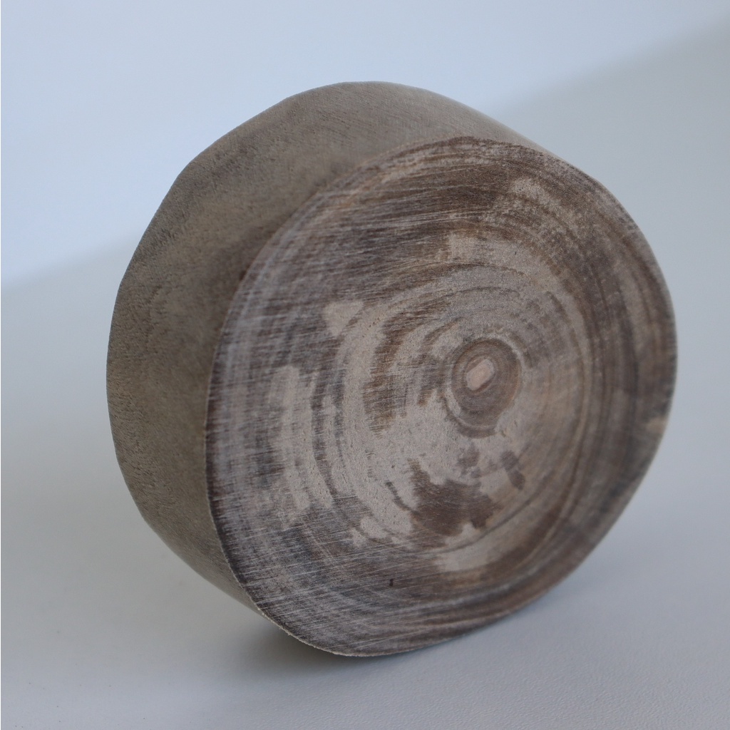 Bolacha de madeira rústica Ipê sem casca para artesanato, decoração, enfeite 6cm diâmetro (em média) e espessura 2cm.