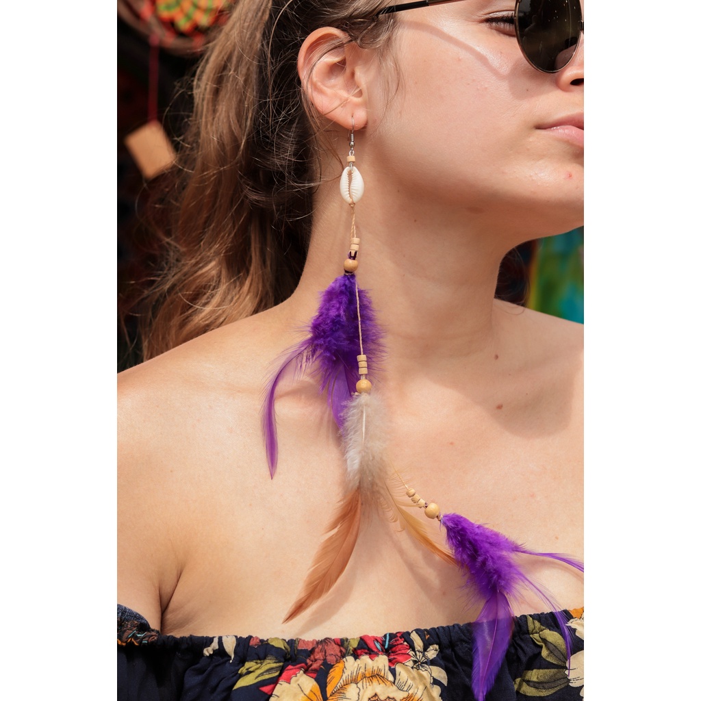 Brinco Longo Artesanal de Concha Búzios com Penas Coloridas – Boho, Hippie e Festival em Oferta na Shopee