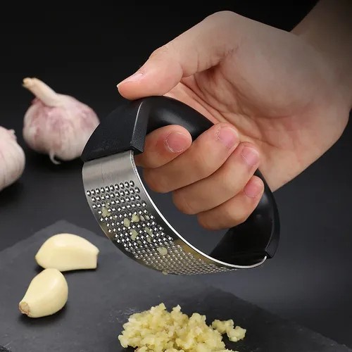 Triturador Amassador Prensador de Alho Batata Legumes Aço Inox Manual Prático Multiuso Universal Cabo Preto em Oferta na Shopee