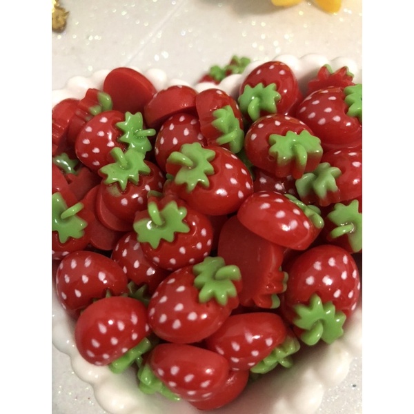 Aplique Morango em resina 16x19mm-10unid