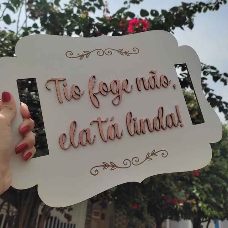 Placa Entrada de Casamento - "TIO FOGE NÃO, ELA TÁ LINDA!" - decorativa - noiva - casal - cerimônia - personalizado - casamento civil - novidade - daminha - florista