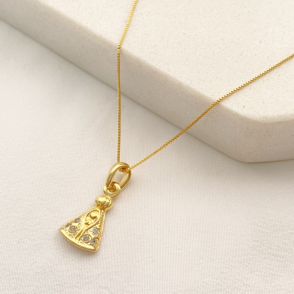 Colar corrente veneziana e pingente mini Nossa Senhora Aparecida com detalhe em strass folheado a ouro 18K
