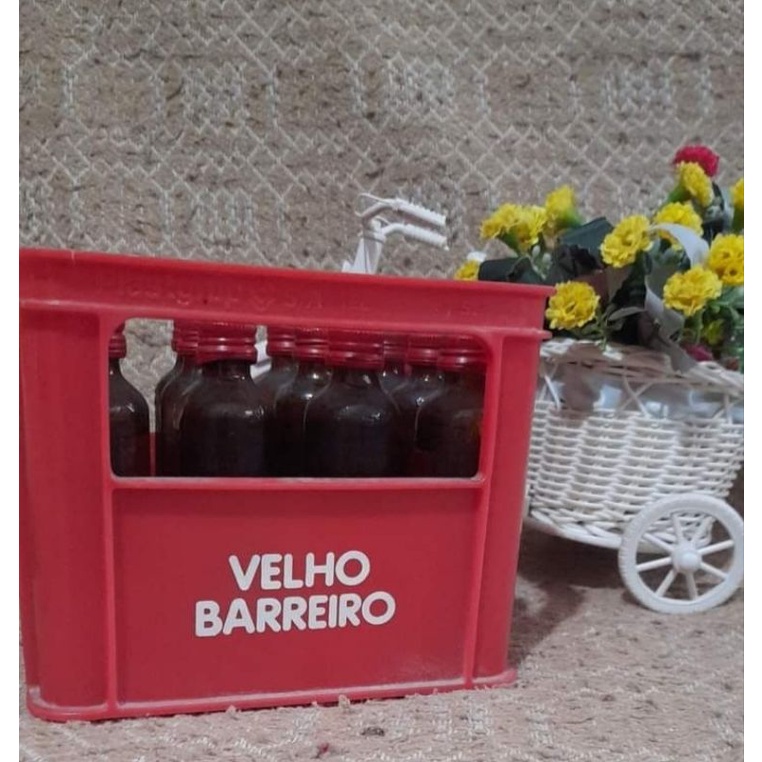antigo engradado velho barreiro com 11 garrafinhas miniatura conforme fotos