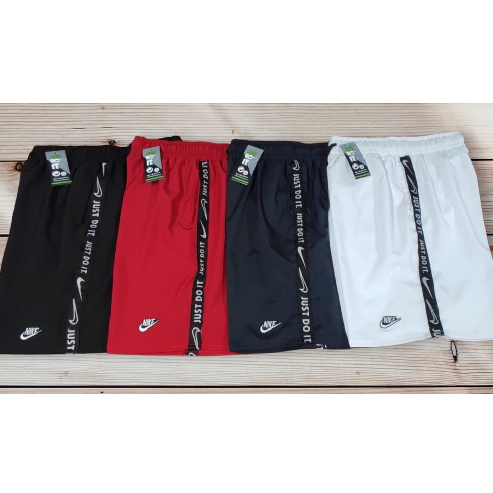 Bermuda Nike logo bordado com elastano