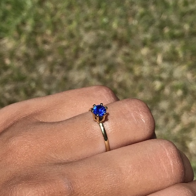 Anel Solitário Feminino com Pedra Azul Folheado a Ouro 18k ou Prata