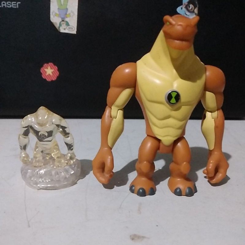 boneco Enormossauro (sem cauda) e miniatura Ben 10 bandai.