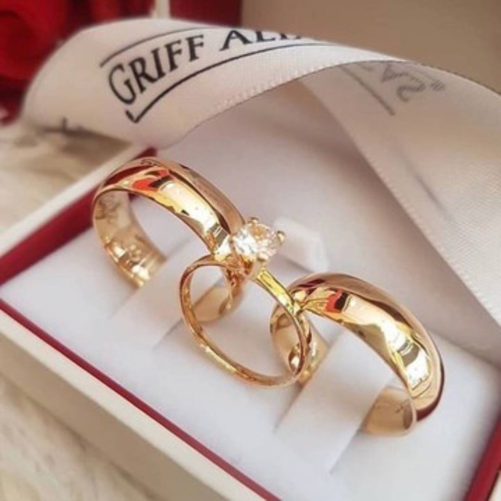 Par De Alianças Noivado Casamento Lisa Abaulada + Anel Solitario 6mm Banhado Ouro 18KPar De Alianças Noivado Casamento Lisa Abaulada + Anel Solitario 6mm Banhado Ouro 18K