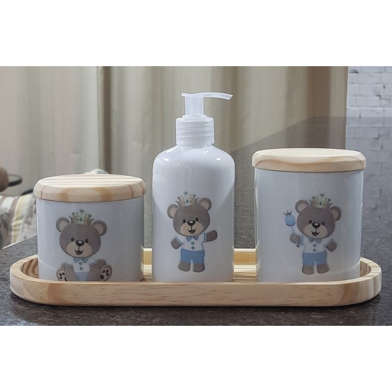 Kit higiene bebê 4 peças Príncipe ursinho - Bandeja, potes e porta álcool - Peças porcelana bandeja e tampas pinus