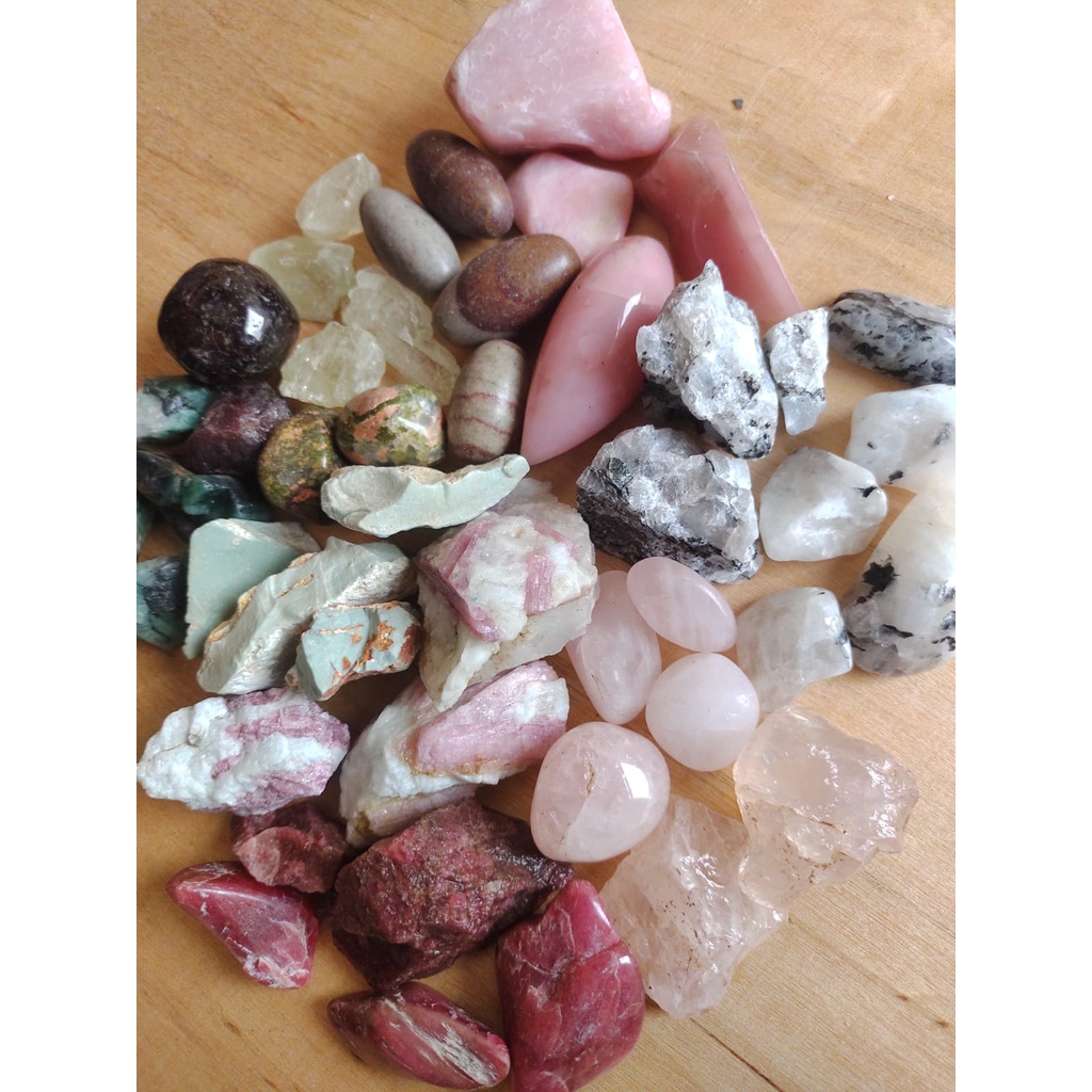 Pedra Bruta ou Rolada para te ajudar no Amor: Esmeralda, Granada, Ligam de Shiva, Opala Rosa, Quartzo Rosa, Turmalina Rosa, Turquesa, Unakita