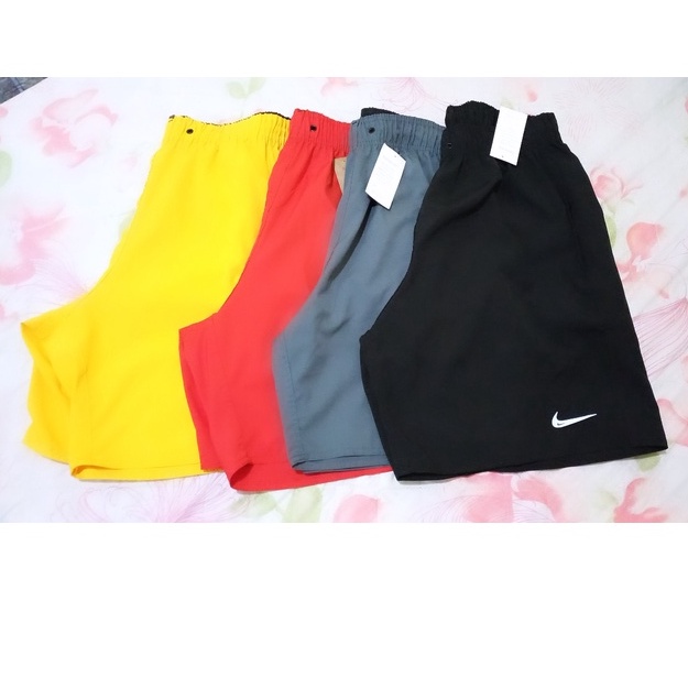 BERMUDA NIKE MASCULINO TACTEL LOGO REFLETIVO / C BOLSO