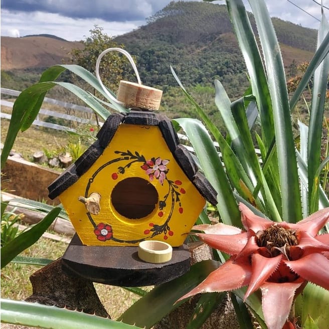 Casinha de passarinho com comedouro feita de madeira - Decoração de Jardim - Varanda - Quintal