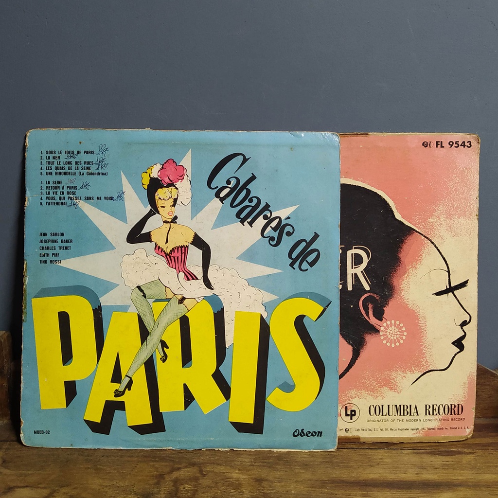 Dois discos de 10 polegadas, 33 RPM, com músicas de Cabaré, sendo o primeiro, do selo Odeon, denominado Cabarés de Paris, e o segundo, da Columbia Record, da artista Josephine Baker, do Folies Bergere em Paris. Os discos tem sinais do tempo, arranhões, nã