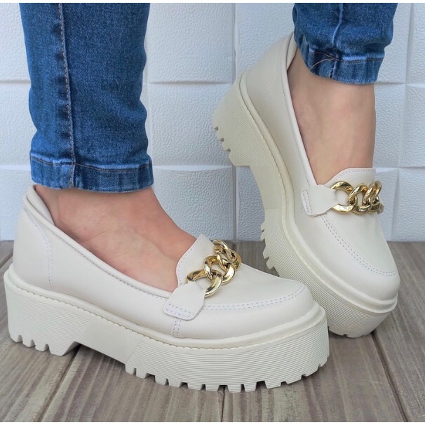 Mocassim Blogueira Feminino Tratorado Com Solado Alto Leve Sapato Plataforma Com Metal Dourado Corrente