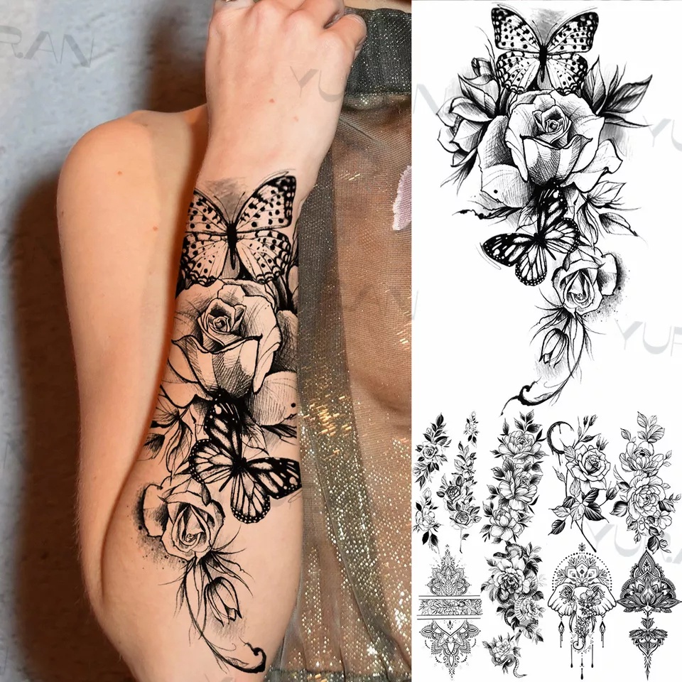 Tatuagem na Mão - Borboleta com Flores 