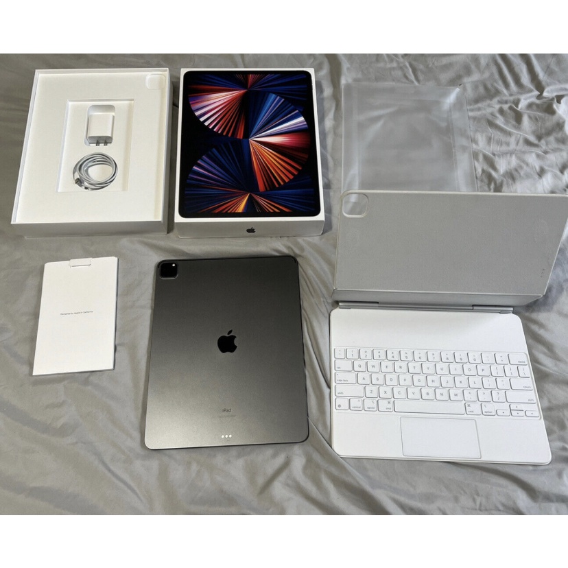 Apple iPad Pro 5th Gen 128GB, Wi-Fi, 12.9 in - Space Gray With Magic Keyboard