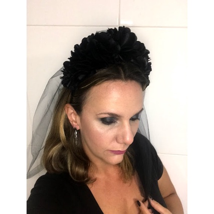 Tiara Viúva Negra com 7 flores de cetim e véu - Viúva Dark - Noiva Dark -  Fantasia de Halloween