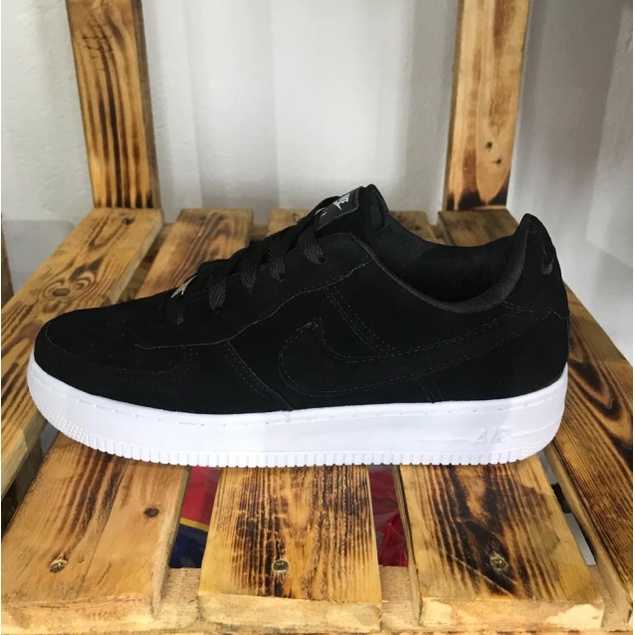 Tenis preto com a sola hot sale marrom feminino