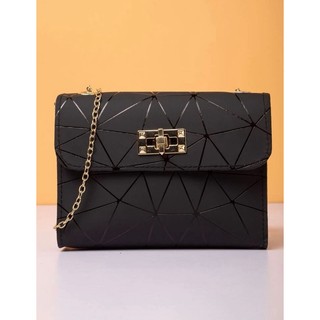 LUKABOUTIQUE-bolsa transversal quadrada com alça em corrente formato geométrico, cor preta, tamanho único.