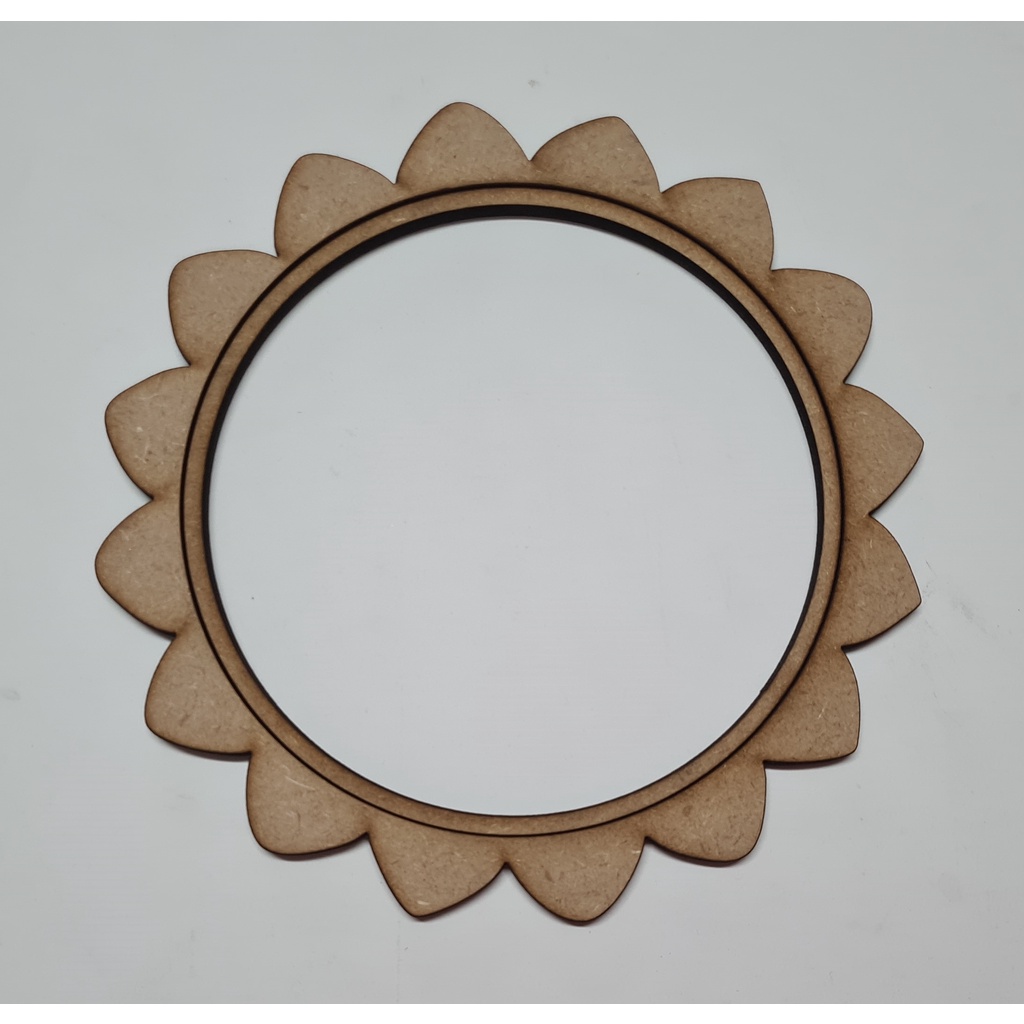Bastidor Floral em MDF cru 20cm 6mm de espessura 0,5cm de largura moldura, crochê e bordado