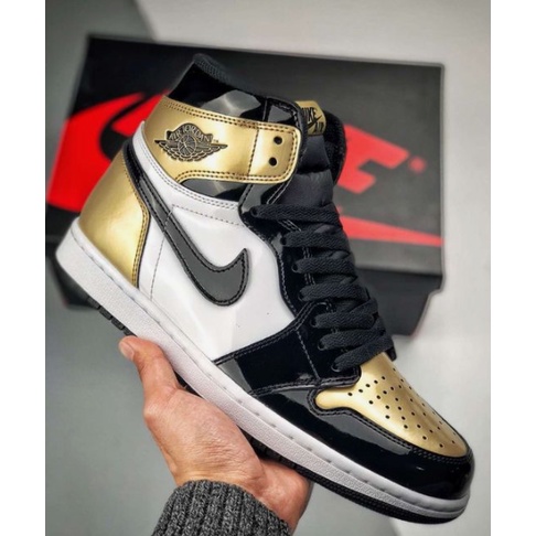 Nike best sale jordan dourado