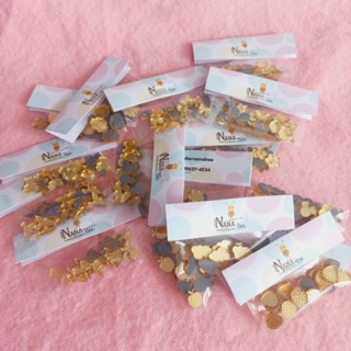 50 Mini Apliques Acrílico Diversos Tipos (1cm) em Oferta na Shopee