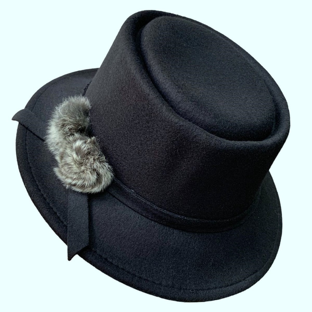 Chapéu feminino pork pie de feltro com pompom de pelinho