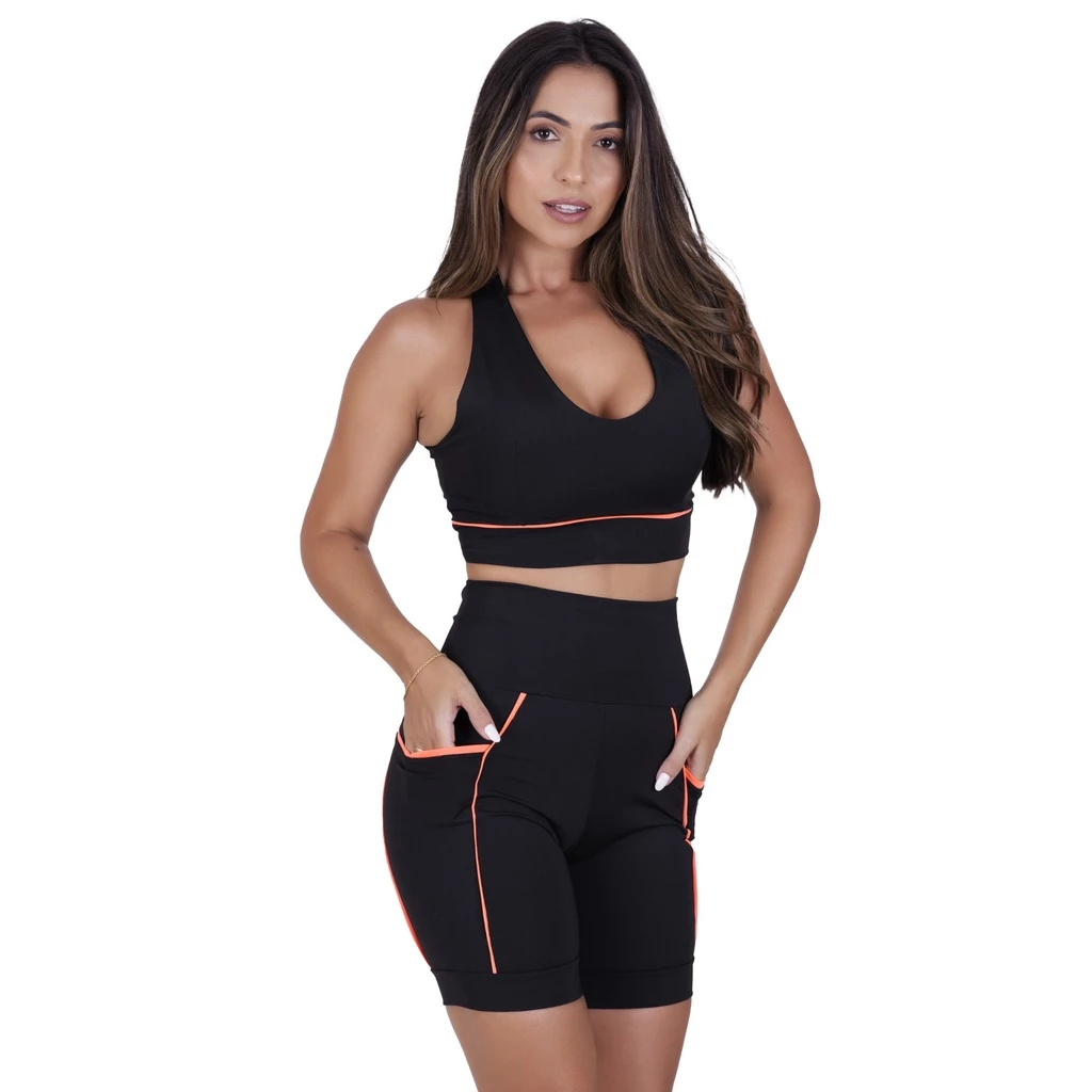 Conjunto Fitness Feminino Preto de Corrida e Academia Top  e Bermuda Ciclista com Bolsos Laterais .