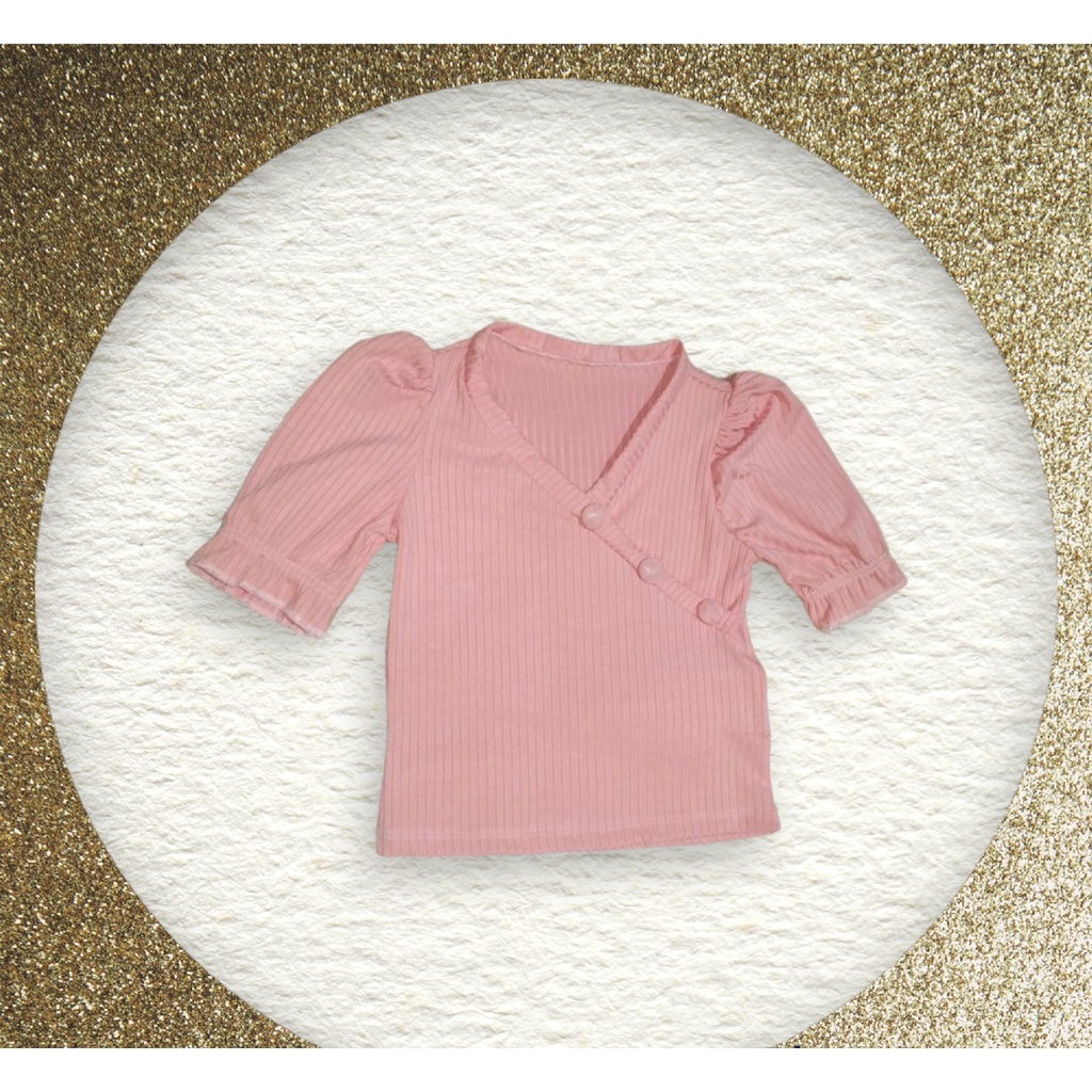 Blusinha Infantil menina - Salmão canelada com decote em V.