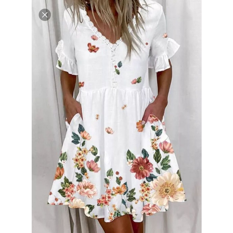 LUKABOUTIKE-VESTIDO CURTO ESTAMPA FLORAL GOLA V COM RENDA MANGA CURTA COM BABADOS COR BRANCA.