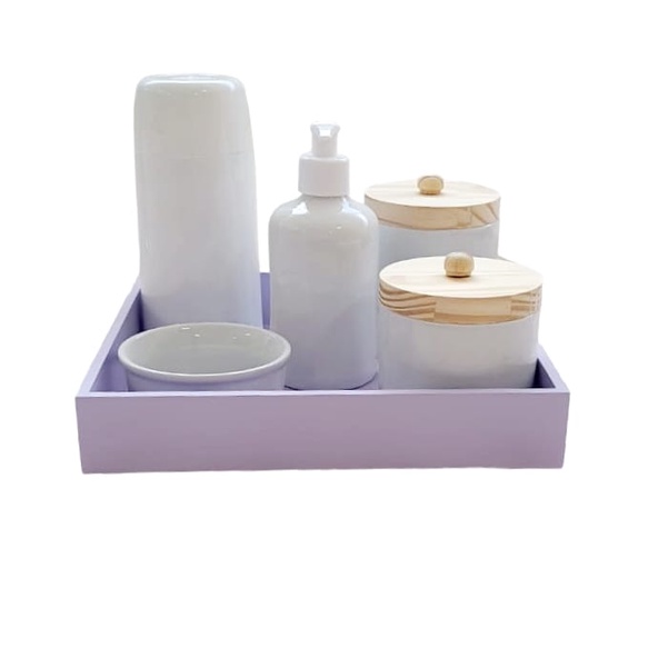 Kit Higiene Bebe Porcelana Branco Gelo Completo 6 Peças Bandeja Lilás MDF, Potes, Mini Garrafa Térmica, Molhadeira e Saboneteira