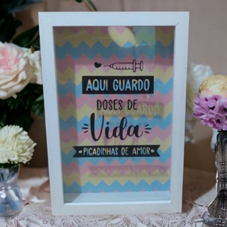 Quadro Porta Seringas Aqui guardo doses de vida em MDF-1 BRANCO 2- PRETO 3-ROSA OU 4- AZUL 30X20X6CM