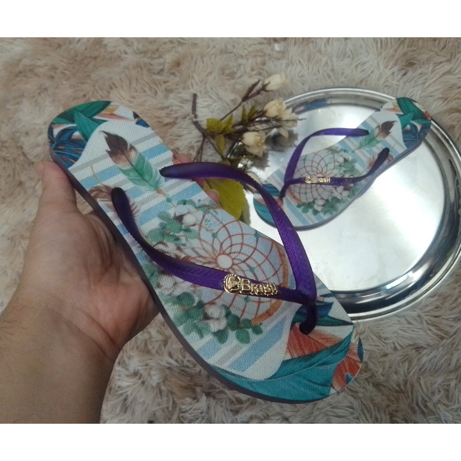 Chinelo Feminino estampado Plumas correia Roxa