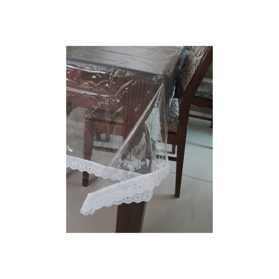 Toalha De Mesa Impermeável Transparente Em Plástico Cristal com acabamento em Bordado Branco