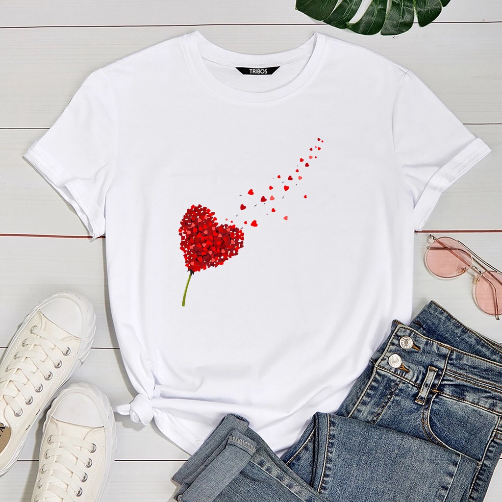 Camiseta Feminina Coração de Flores e Pétalas Blusa T-Shirt Branca Estampada Malha Manga Curta