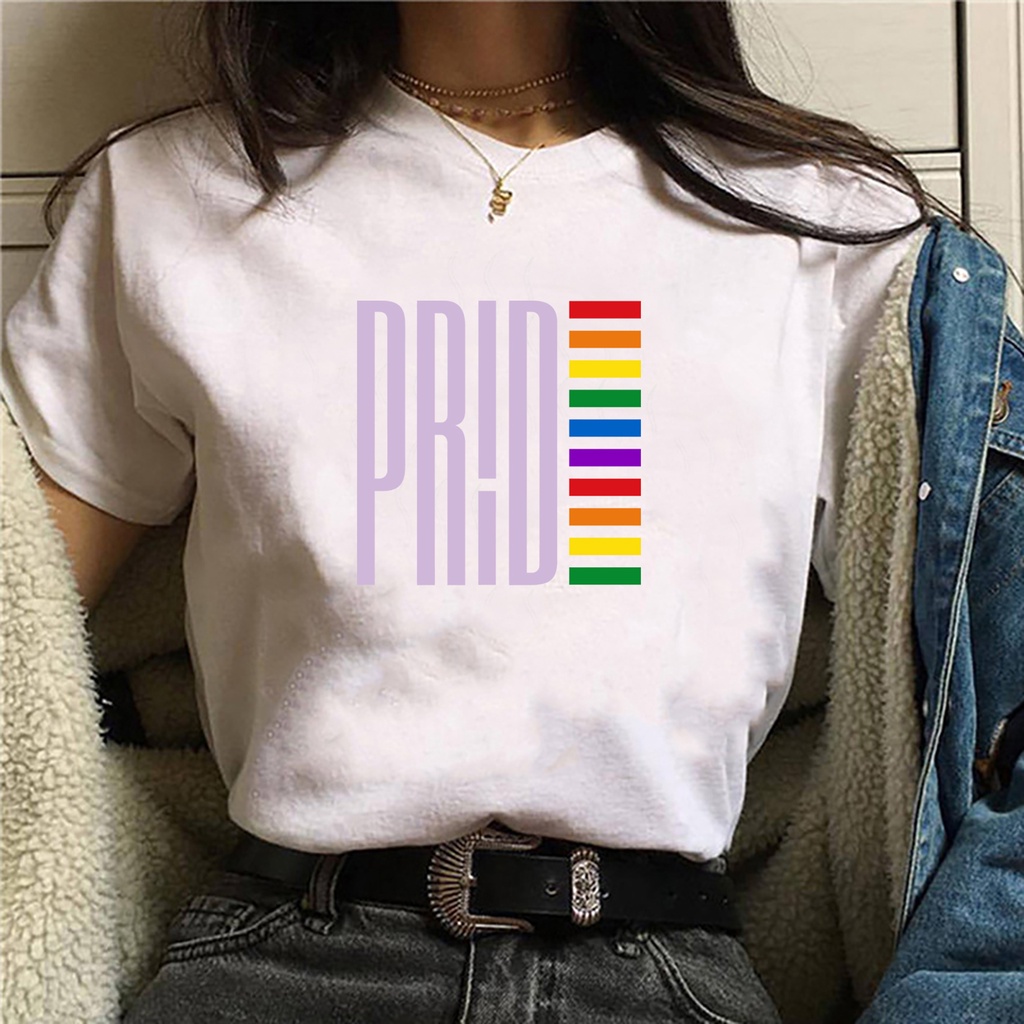 Camiseta feminina branca Ilustração escrita "Prid" Arco-íris Orgulho LGBT Branca de malha