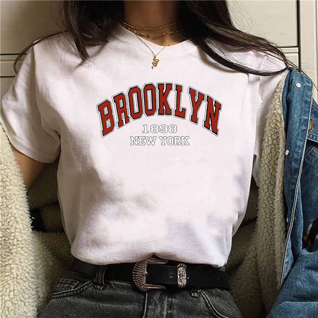 Camiseta feminina branca Logo "Brooklyn 1898 New York" escrita vermelho e branco Branca de malha