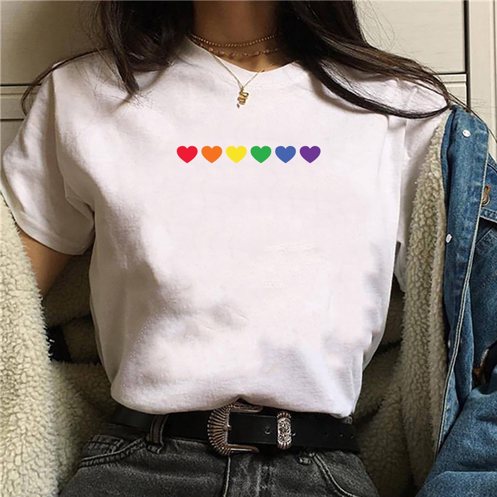 Camiseta feminina branca Arte minimlista corações coloridos Arco-íris orgulho LGBT Branca de malha