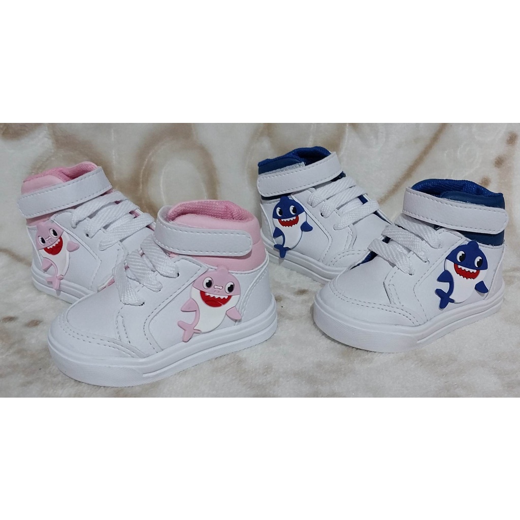 Tênis botinha baby shark tubarao menino e menina presente bebe infantil em Oferta na Shopee