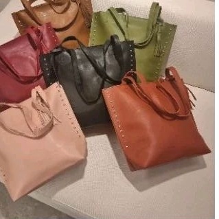 Bolsa Grande Feminina com Tachinha tiracolo Ombro em couro sintético