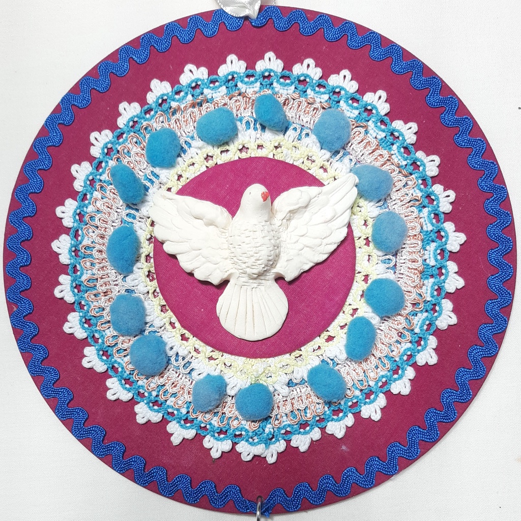 MANDALA Divino Espírito Santo - 19,50 cm feito com tecido, biscuit, MDF, cristal de acrílico, cetim e rendas. festa do Divino Pai Eterno em Trindade Goiás