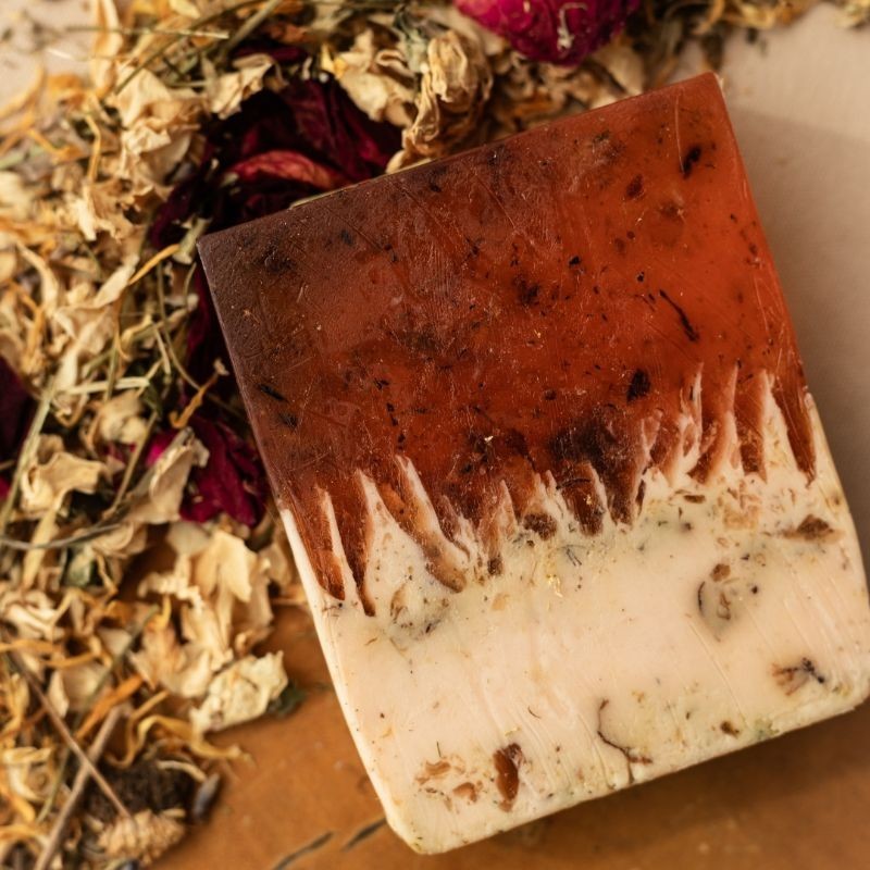 Sabonete artesanal Sagrado Feminino com calêndula, rosas mistas, camomila e alfazema 100g