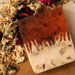 Sabonete artesanal Sagrado Feminino com calêndula, rosas mistas, camomila e alfazema 100g