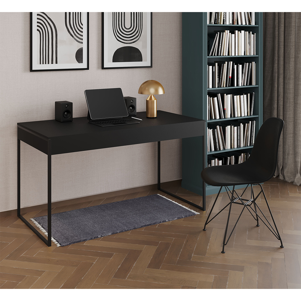 Escrivaninha Industrial Escritório Malta Preta 137x53cm Com 1 Cadeira Eames Eiffel Preta Base Ferro