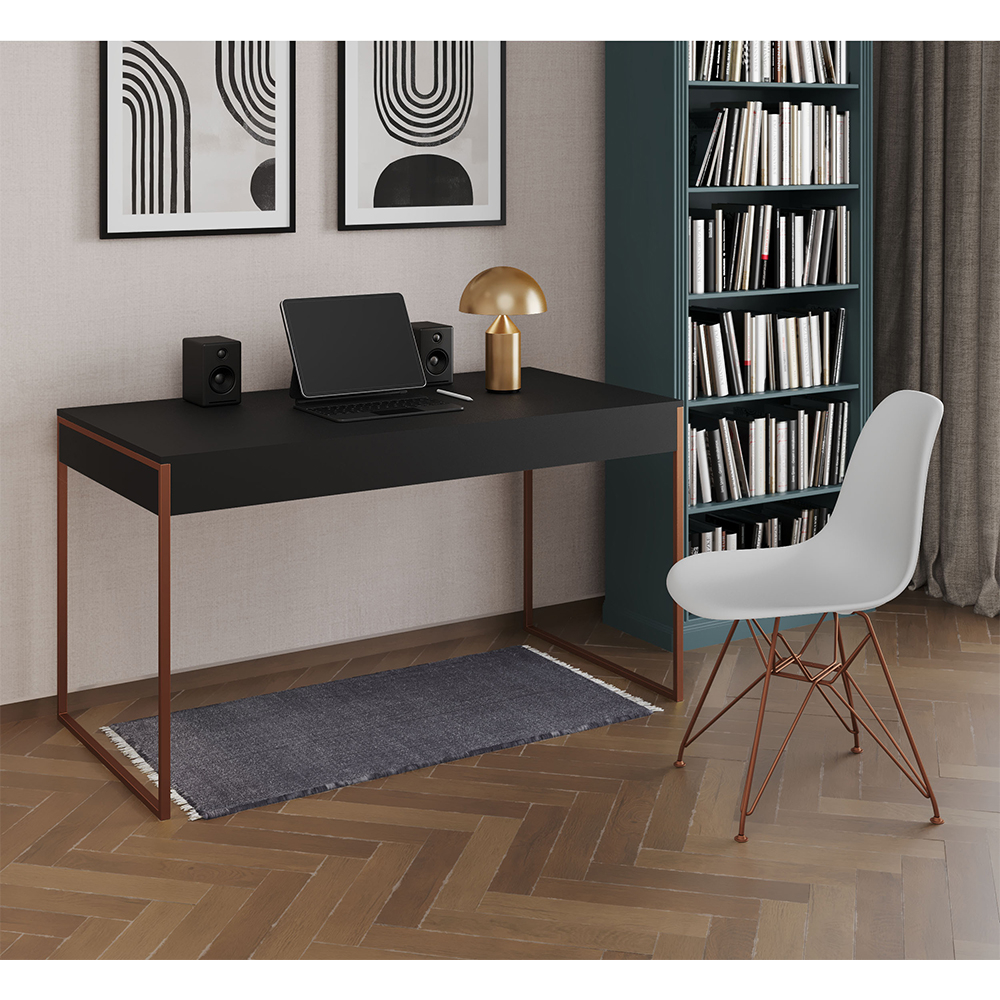 Escrivaninha Industrial Escritório Preta 137x53cm Malta Com 1 Cadeira Eames Eiffel Branca Base Cobre