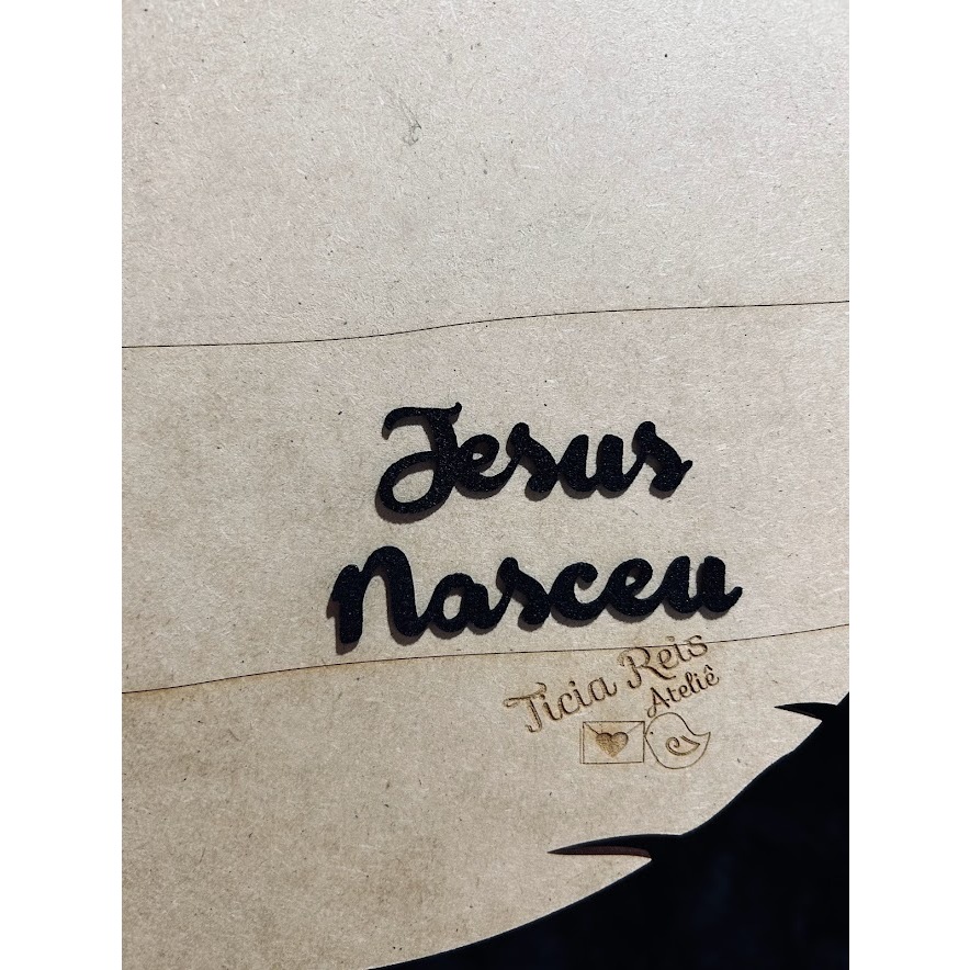 Palavra cursiva de feltro Jesus Nasceu cortado a laser 2cm de altura contém 10 unidades