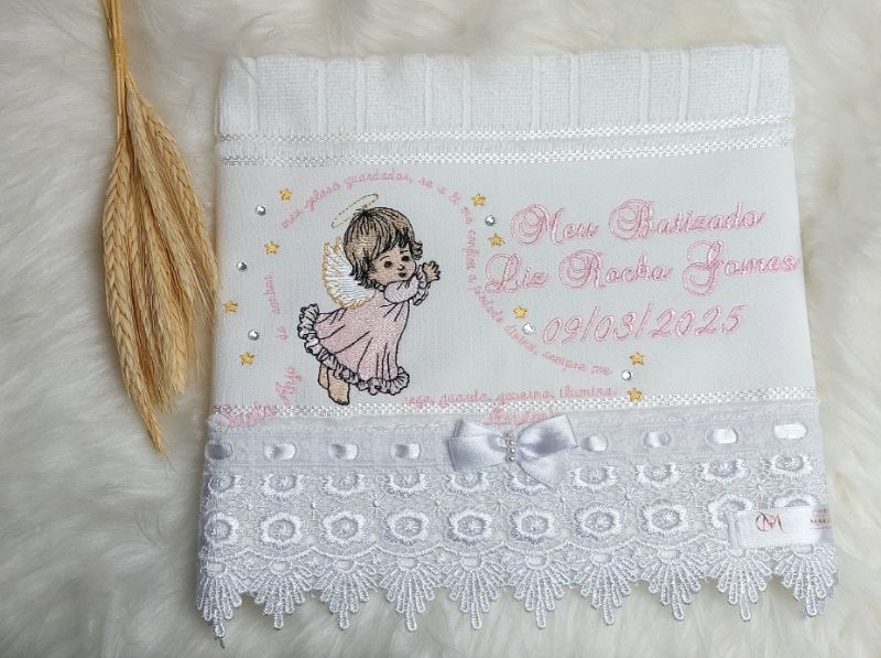 Toalha bordada batizado com oração Santo Anjo do Senhor